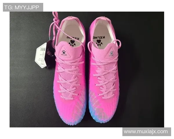 球星穿粉色足球鞋引发热议 展现独特个性与场上风采 球星穿粉色足球鞋引发热议 展现独特个性与场上风采